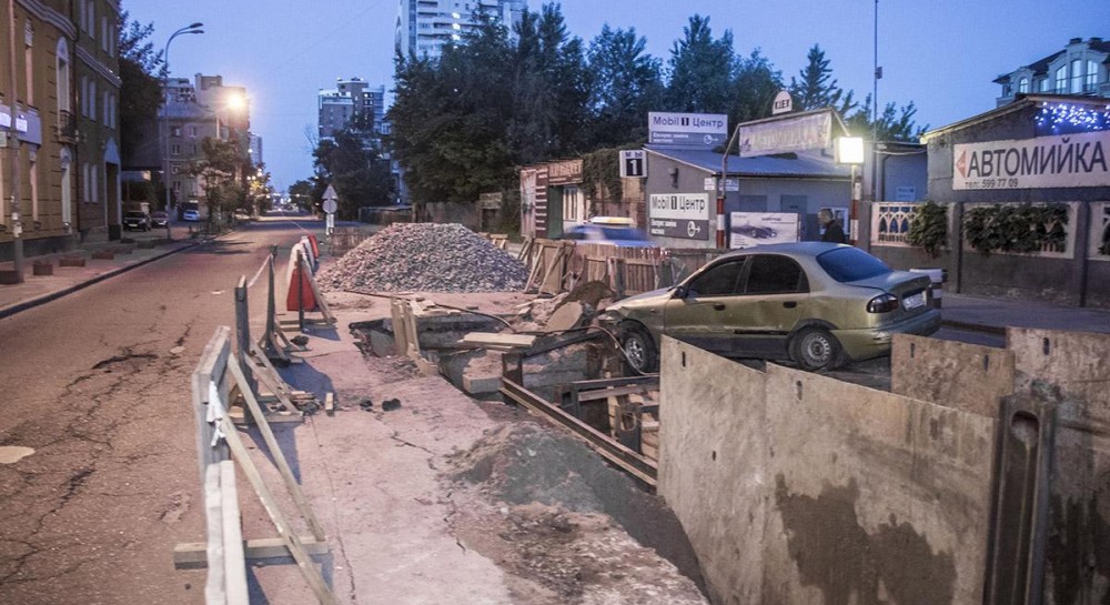 В Киеве автомобиль влетел в строительный котлован (видео) | УНИАН