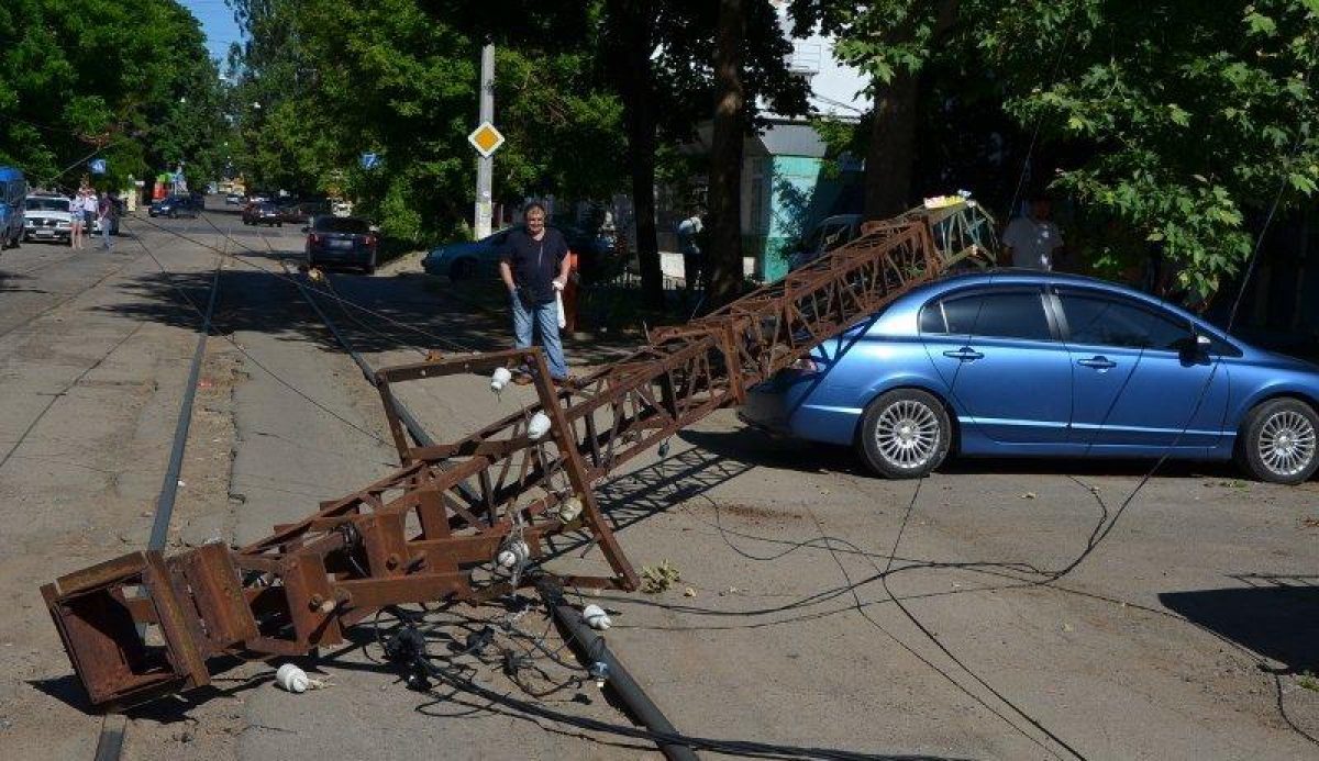 В центре Николаева рухнули электроопоры: повреждена машина, улица перекрыта  (фото) | УНИАН