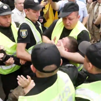 На Арсенальной пытались прорвать кордон полиции: есть задержанный