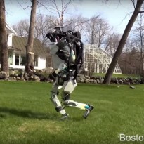 Boston Dynamics показала, как робот Атлас научился бегать и перепрыгивать бревно (видео)