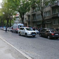 Во Львове во время оформления ДТП водитель ударил ножом женщину-полицейского