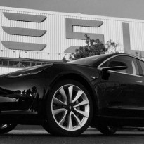 В США электрокар Tesla на автопилоте протаранил пожарную машину