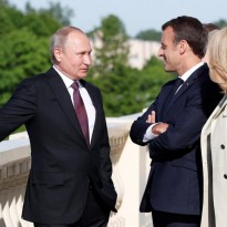 Макрон обратился к Путину на 