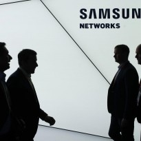 Без вырезов и отверстий на экране: Samsung хочет разместить фронтальную камеру под дисплеем