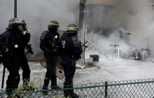 У Франції висунули обвинувачення екс-раднику Макрона, який побив демонстранта в Парижі – ЗМІ