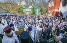 Тисячі віруючих у Псково-Печерському монастирі попрощалися зі старцем Адріаном