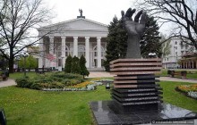 Известную скульптуру в Донецке заменили "флагом" недореспублики - журналист (фото)