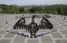 Киевские курсанты в рамках флешмоба создали живой герб Украины (фото, видео)