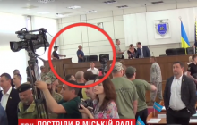 Конфлікт на сесії міськради у Нікополі: активісти кажуть, що стріляли двоє депутатів (відео)