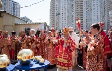 У Києві Предстоятель УПЦ освятив накупольні хрести для Свято-Успенського храму
