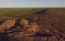 Горная страна среди степи: в сети показали впечатляющую съемку заповедника "Каменные могилы" с высоты птичьего полета (видео)
