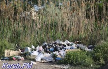 Живописный пляж в центре оккупированной Керчи превратили в свалку (фото)
