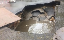 В Одессе посреди дороги образовалась огромная дыра (фото)