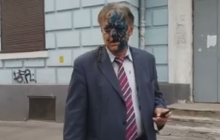 В Киеве директора Россотрудничества облили зеленкой и нечистотами (видео)