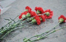 Мэр города в Черновицкой области пожаловался в СБУ на чиновницу, которая выбросила цветы из-под памятника в День примирения