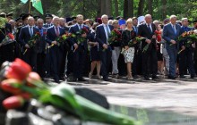 День победы в Харькове: к Мемориалу Славы пришло около 15 тысяч человек (фоторепортаж)