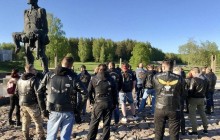 В Беларуси священник-байкер открыл мотосезон с молебна и посещения Хатыни