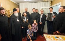 Духовенство Одесской епархии УПЦ посетило дома ветеранов с подарками и военными песнями