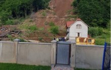 На Закарпатье оползень разрушил жилые дома: фото с места инцидента
