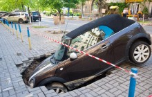 Стоял и упал: в центре Киева под землю провалился припаркованный автомобиль (фото, видео)