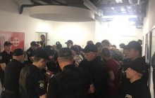 В Киеве радикалы сорвали лекцию Amnesty International о правах ЛГБТ (видео)