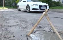 В Черновцах ученый начал самостоятельно латать дорожные ямы (видео)