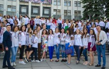 У Тернополі понад 500 держслужбовців взяли участь в флеш-мобі «ОДА у вишиванці» (фото)