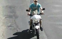 Появились фото мужчины, который под носом у охраны суда украл мотоцикл брата Найема