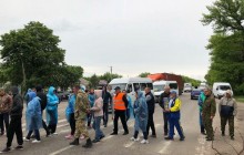 Жителі Узина під Києвом почали блокувати дороги через давню проблему зі смердючим заводом