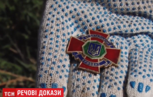 Закривавлена форма, хрести і медалі: біля Дніпра на звалищі знайшли речі загиблих у "Іловайському котлі" бійців (відео)