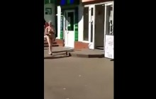 Под Киевом посетительница банка разделась догола (видео 18+)