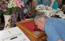 У Запоріжжі віруючі вклонилися точній копії відбитка стопи Спасителя, залишеного Їм на Єлеонській горі