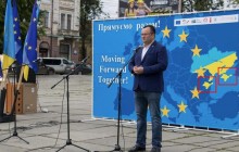 Один - наш, один - російський: в мережі висміяли банер у Чернівцях з двома Кримами (фото)