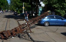 У центрі Миколаєва звалилися електроопори: пошкоджена машина, вулиця перекрита (фото)