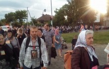 Сотні вірян УПЦ звершили нічний хресний хід з Ужгорода до Мукачева в молитві за мир