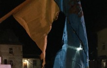 На Львівщині затримано чоловіка, який спалив державні прапори біля пам’ятника