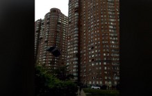 У Києві екстремал стрибнув з вікна багатоповерхівки з парашутом (відео)