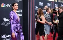 Певица Dua Lipa взорвала Instagram сочными ягодицами в бикини (фото)