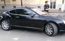 Водій Bentley у Києві паркувався на "зебрі" та лаяв поліцейських і журналістів (відео)