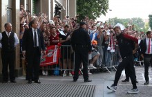 Без автографов, но с короваем и песнями: как Киев встретил финалистов Лиги чемпионов - "Реал" и "Ливерпуль" (фото, видео)