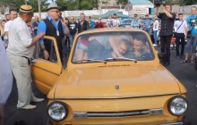 Новый рекорд: в Запорожье в салон «Запорожца» смогли сесть 17 человек (видео)