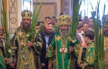 В Киево-Печерской лавре тысячи православных христиан встретили Троицу