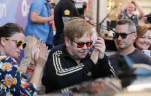 "Я потерял голос": Элтон Джон прекратил концерт в Новой Зеландии из-за болезни (видео)