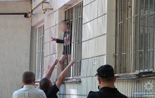 В Сумах женщина взяла в заложники четырехлетнего мальчика и угрожала отрезать ему голову