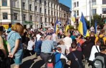В Черновцах на коленях простились с погибшим под Горловкой бойцом (фото)