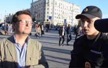 В Москве задержали российского режиссера, который вышел на одиночный пикет в поддержку Сенцова