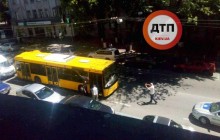 Встиг зупинитися та врятувати пасажирів: у Києві за кермом автобуса помер водій