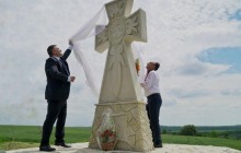 В Одесской области на поле, где в 17 веке казаки рaзгромили тaтaр, устaновили крест
