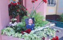 Соседи Бабченко не знают, что теперь делать с цветами у подъезда (видео)