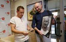 Коллеги объятиями встретили Бабченко и вручили ему траурный портрет (видео)